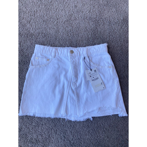 Zara white mid rise distressed mini skirt, size Medium (NWT) - Picture 10 of 11